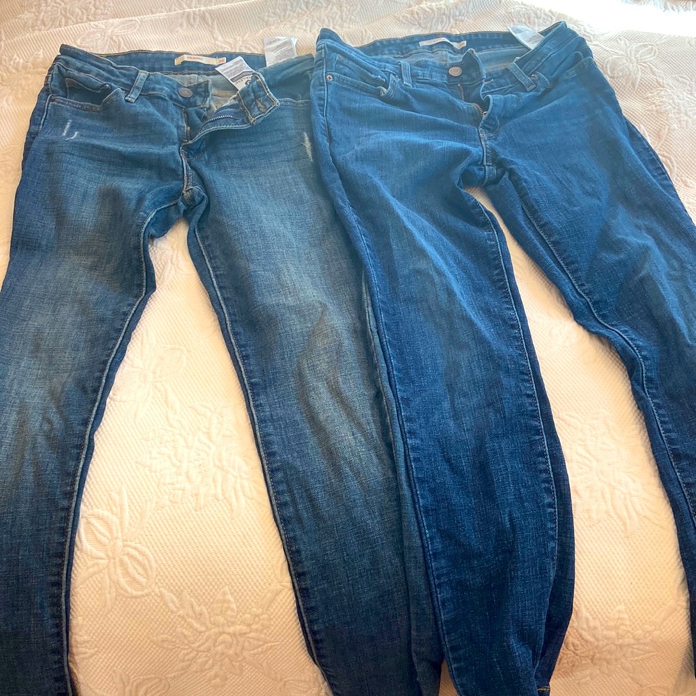 Two pair of barely worn 711 Levi skinny jeans size 26